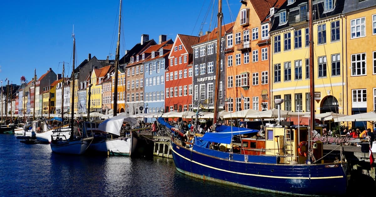 Farverige lejlighedsbygninger ved Nyhavn i København — typiske boliger der udlejes via Airbnb under 70-dages-reglen