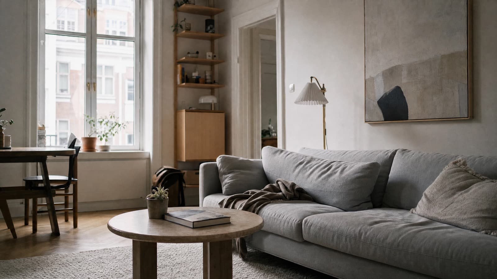 Skandinavisk stue med sofa og sofabord — lejlighed klar til Airbnb-udlejning