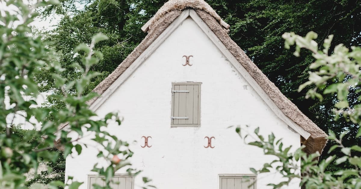 Dansk sommerhus med terrasse omgivet af natur — typisk feriebolig til udlejning