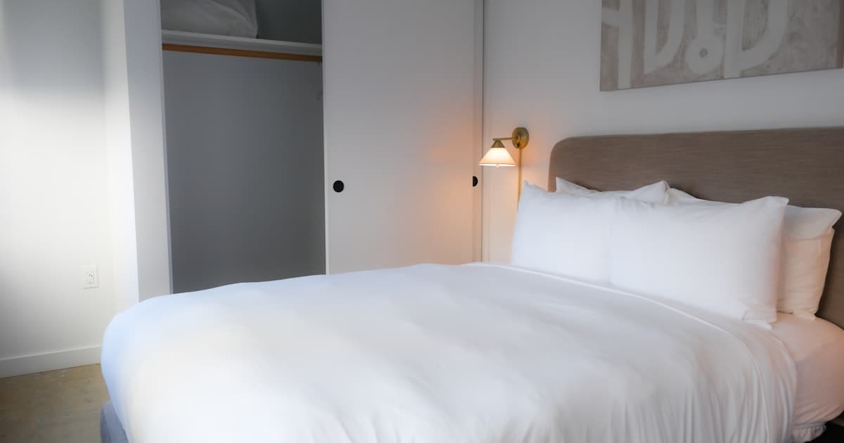 Velkommen-setup i lejlighed klar til Airbnb-gæst — sengetøj, håndklæder og velkomstguide